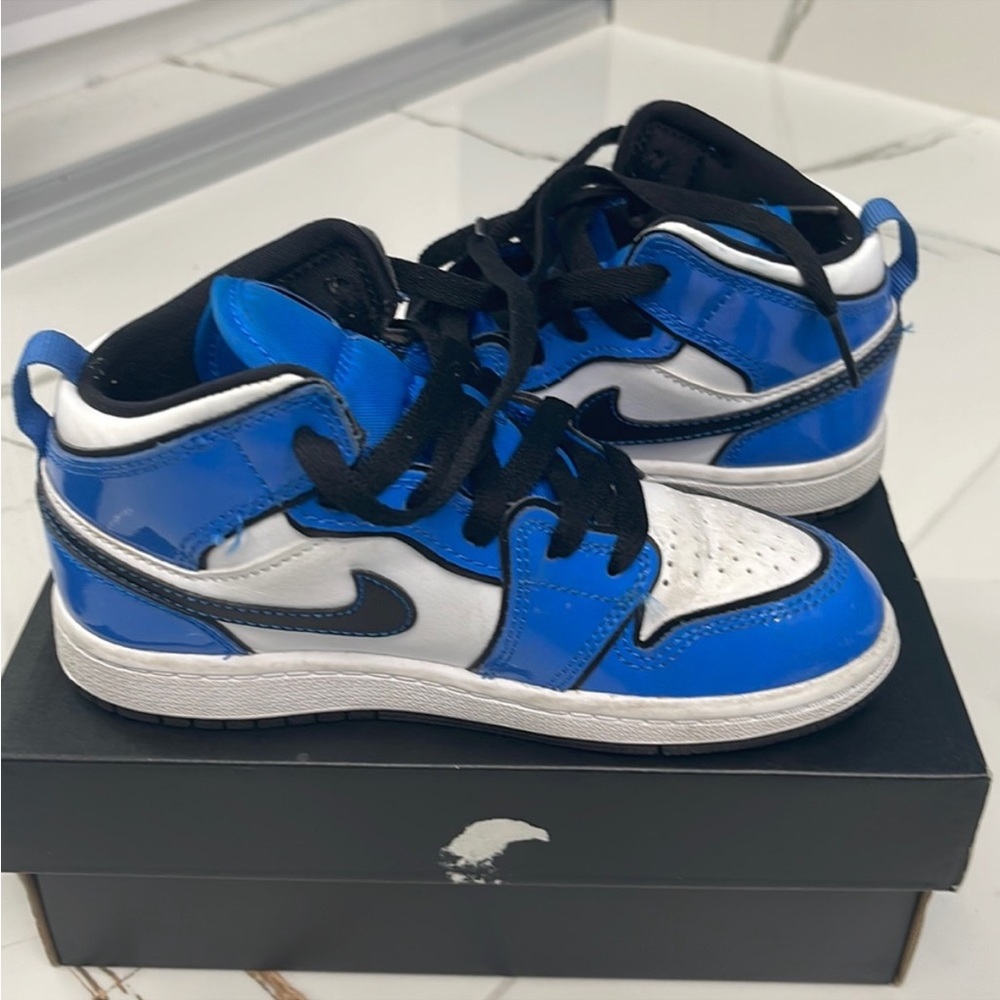 Jordan 1 Mid Retro